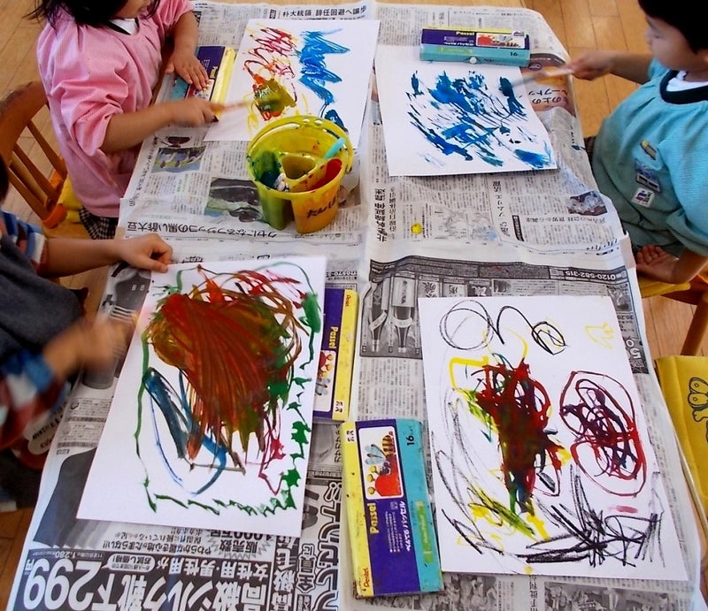 歯ブラシで絵を描こう わかたけ幼稚園 年少組での授業風景です はるき先生の絵画教室