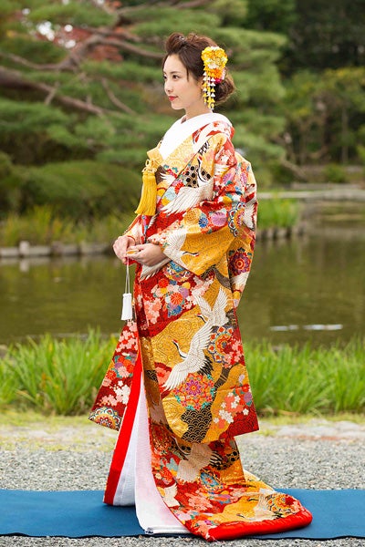 色打掛】濃い赤地や金地に梅と鶴文様の色打掛 | 京都の神社結婚式