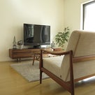 ウォールナット材の家具とパープル色・グレー色をアクセントカラーとしたコーディネートの記事より