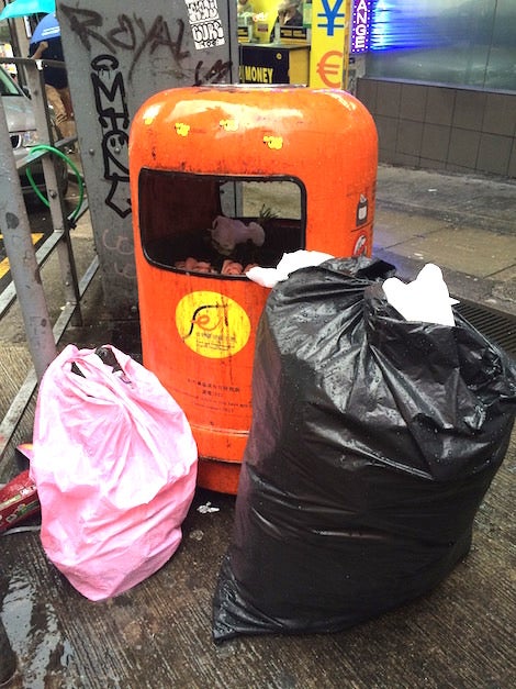 雨の日の、香港オレンジゴミ箱たち。 | ニッチな香港、タイからお届け