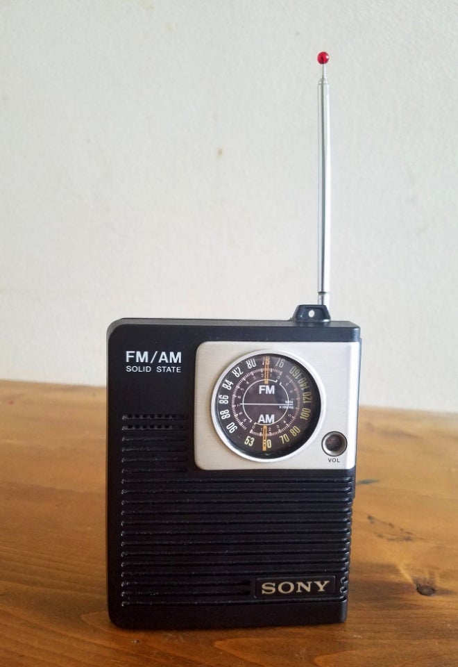 レトロなソニーのポータブル・ラジオ TFM-3770 | レトロ家具 レトロなソニーのポータブル・ラジオ TFM-3770 | レトロ家具