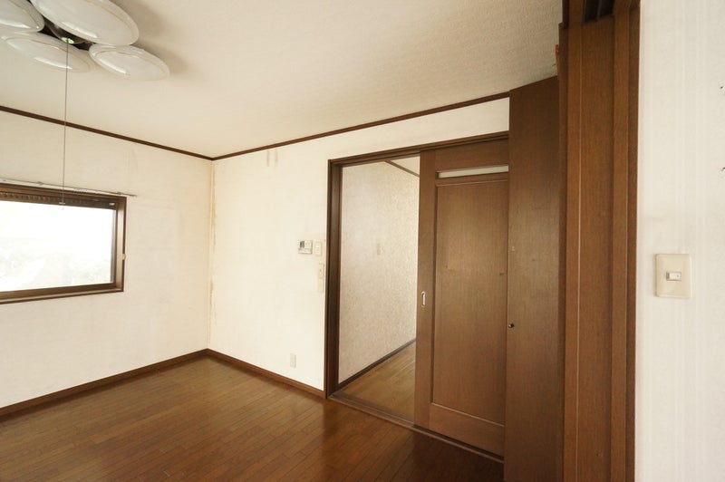 アイボリーの壁紙に茶色の床は なぜ普通になじむのか 住宅カラープランニング スタイリング A K Worksのブログ