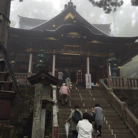 霧で神秘的な三峯神社の記事より