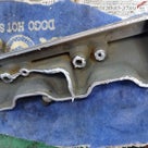 トラブル修理－メルセデスベンツ E320(W211)エンジンオイル漏れと足回り異音修理の記事より