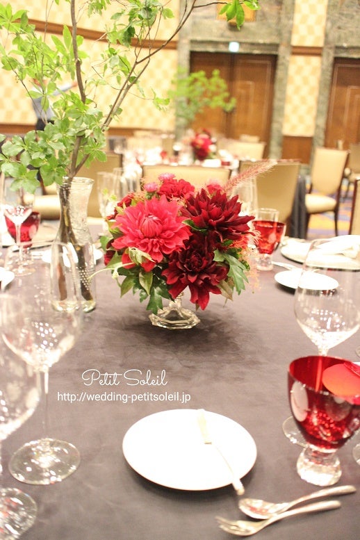赤い会場装花 ゲストテーブル ケーキテーブル ウェディングブーケのプチソレイユ オーダーメイドブライダルブーケ 装花