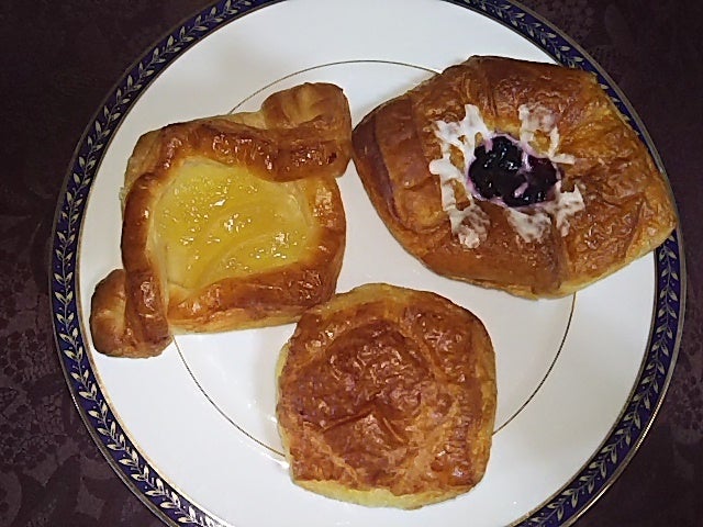 藤屋ベーカリーの甘いパンとサンドニのケーキ 超食いしん坊おばちゃんの 犬小屋