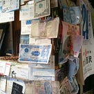 札幌二条市場で寿司～超狭いお店だけど美味しかったね☺壁には色々な国のお金がの記事より