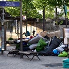 パリ：女性達がNo Go Zone対策の請願、オリンピック視察前は移民1600人を24時間で排除の記事より