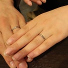 手を取り合って仲良く♡シンプルに二人らしく選んだ結婚指輪♡【京都本店】の記事より