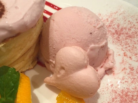 クレヨンしんちゃんシロのパンケーキ natural cream kitchen 表参道 365日カフェの旅 写真がいっぱい 毎日が東京観光
