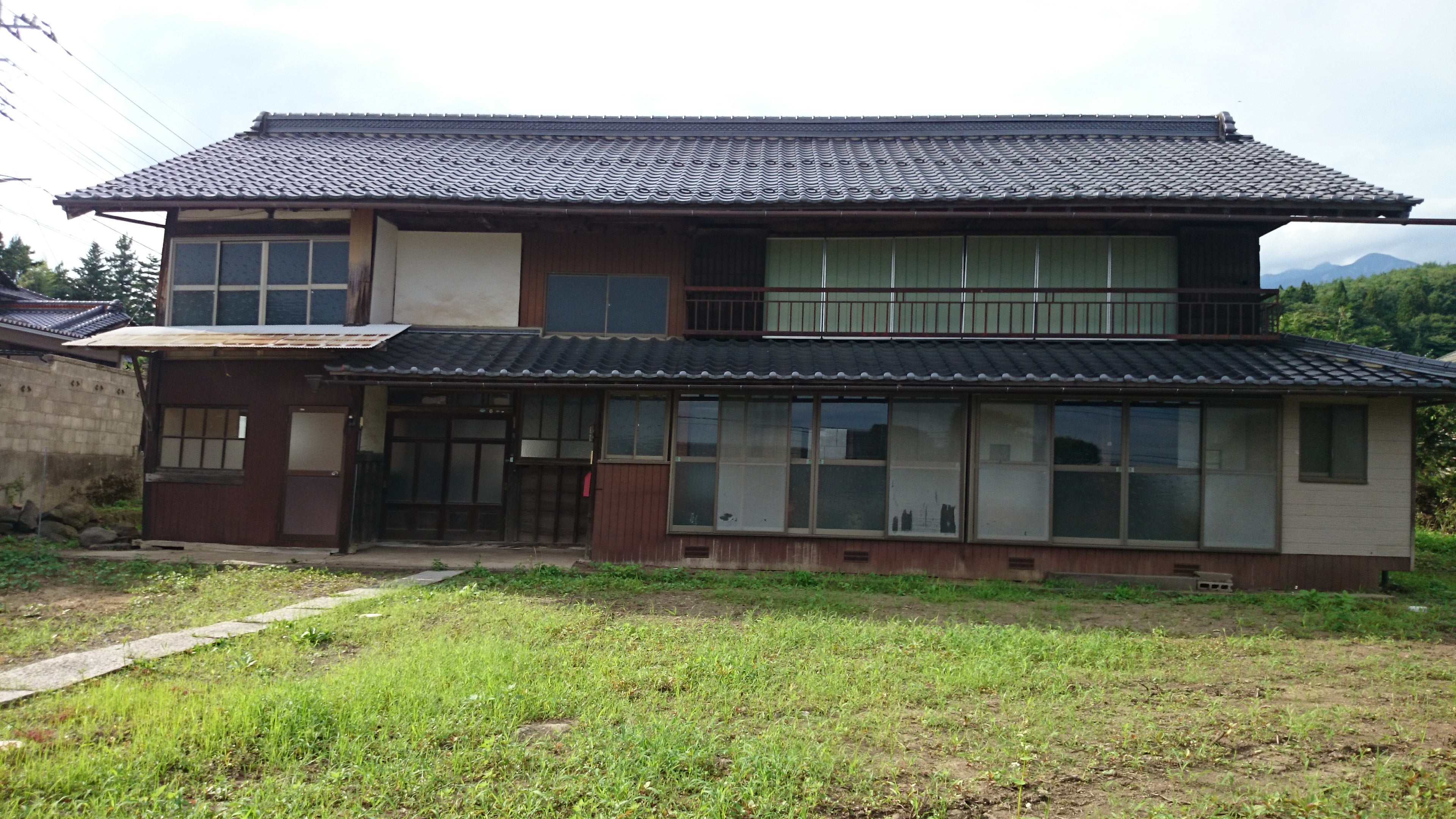 広すぎる古民家の庭の記事画像