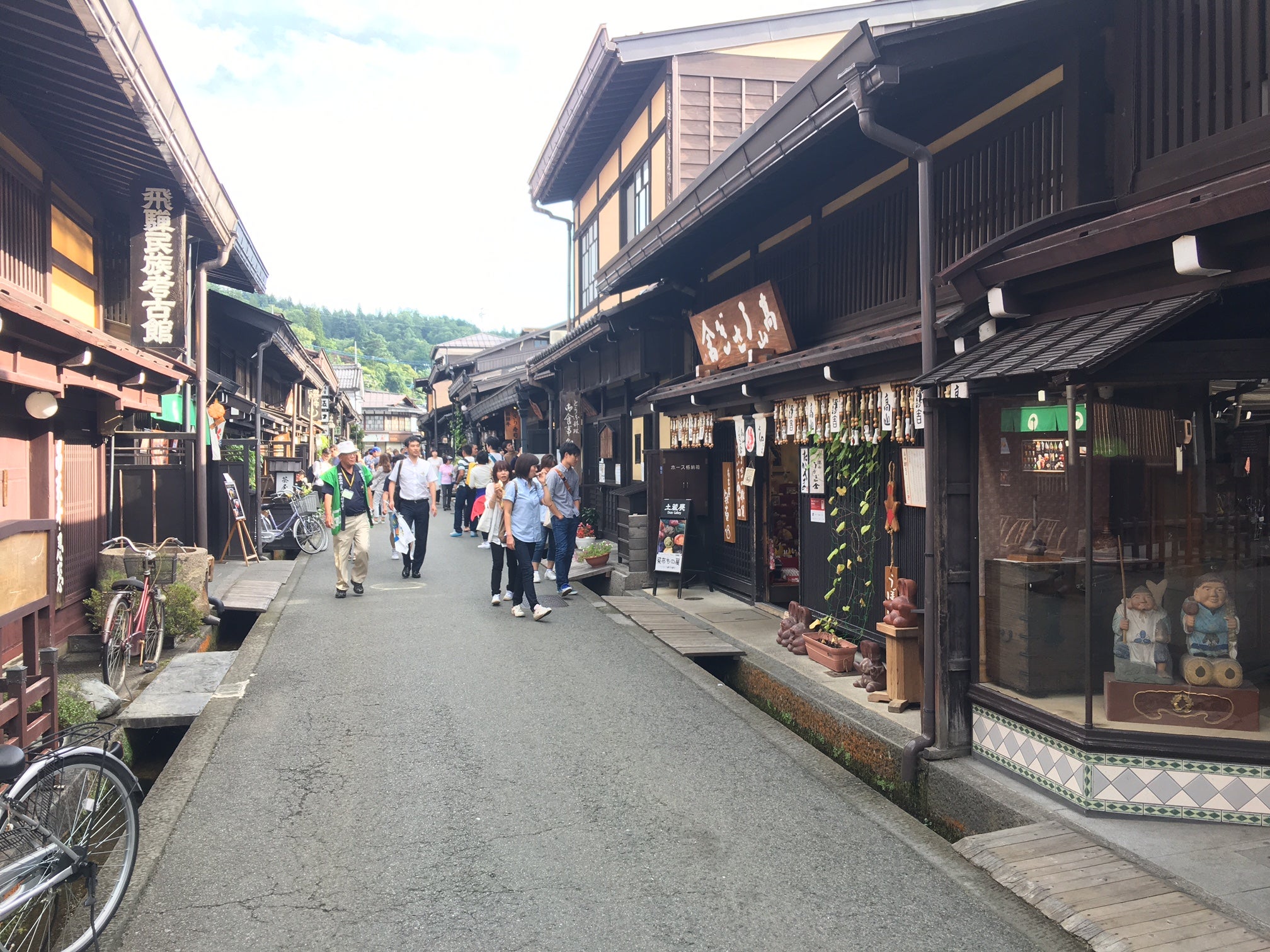 古い町並みがある、日本一広い市、岐阜県高山市 京都の町家一棟貸しに暮らすように泊まる