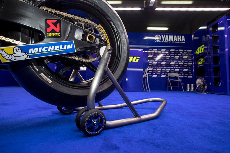 MotoGP ヤマハファクトリーが採用！Valter Moto チタン製レーシングスタンド登場！の記事より