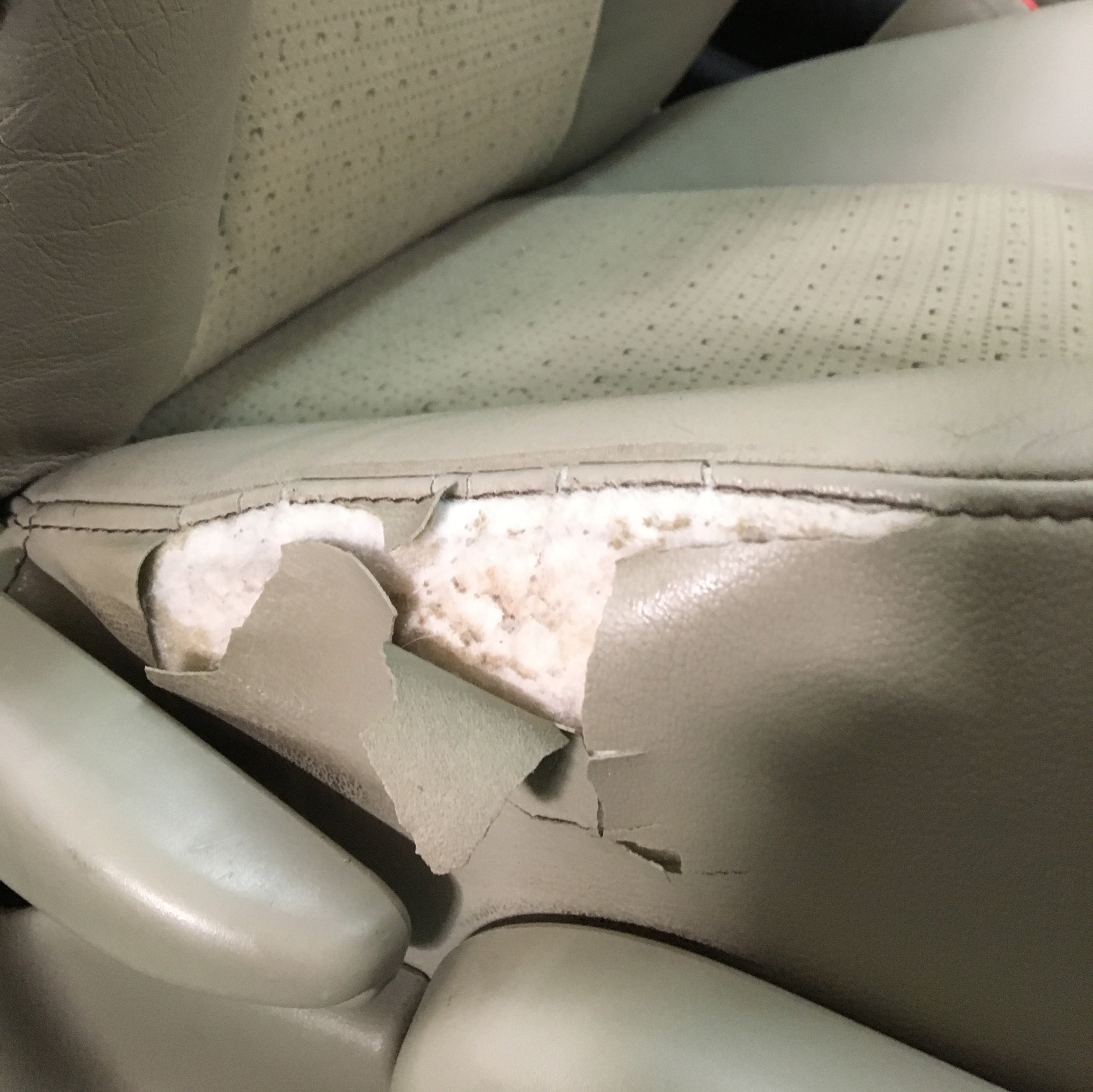 シート 破れ 車 内装 修理 福岡 粕屋 匠スタジオのブログ