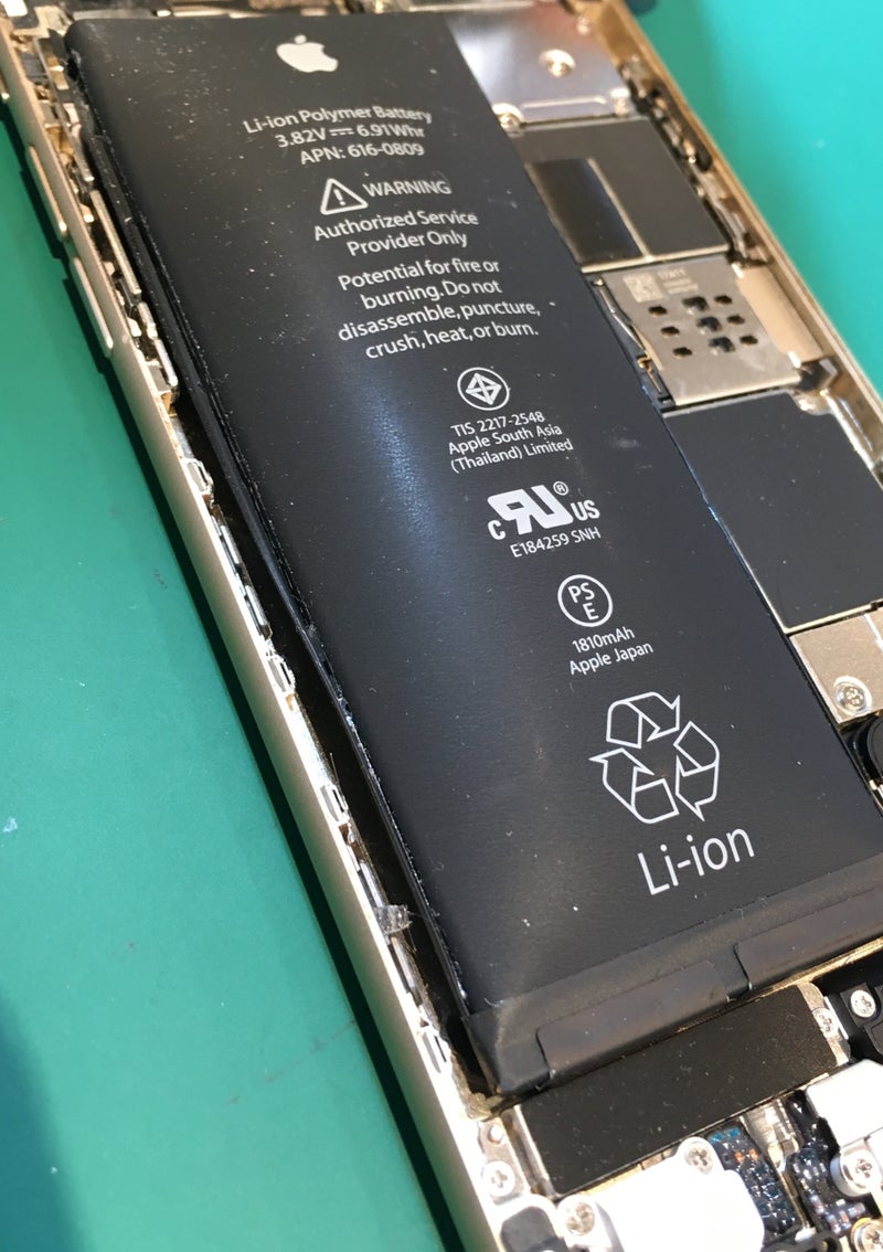 ここまでパンパンに膨らむ バッテリー膨張 W Iphone修理工房 松本パルコ店