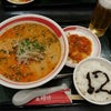 新潟駅でサポーターセット食べました。オレンジ色ばっかりですね。担々麺のスープがぬるめで残念でし…の画像