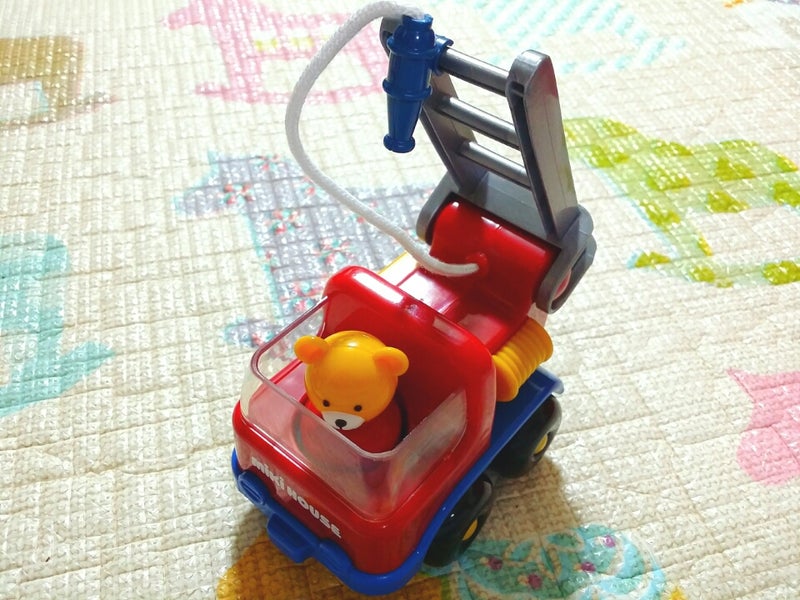 育児メモ》ミキハウスで消防車のおもちゃ発見！Xmasラッピングが相変わらずカワイイ♪ | 塚マダムの「育児ときどき徒然、阪急沿線カタルシス」