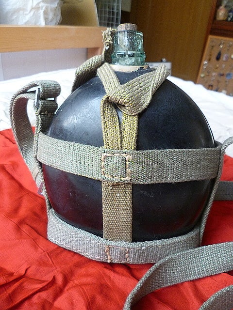 戦争資料（ガラス製の水筒、出征兵士幟、日章旗） | yutaの散策ブログ