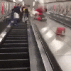 ▼唸声英国映像／ロンドン地下鉄の酔っ払い、エスカレーター滑り台でタマタマ激突・・・の画像