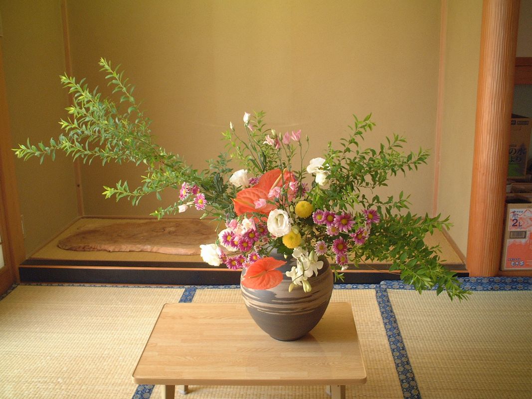 丸壺に活ける順番は 理系男子による自由に花をいける秘訣 自由花 丸壺に活ける順番は 理系男子による自由に花をいける秘訣 自由花