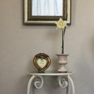 インテリア壁掛け仏壇と季節のお花：白い水仙（スイセン）の記事より