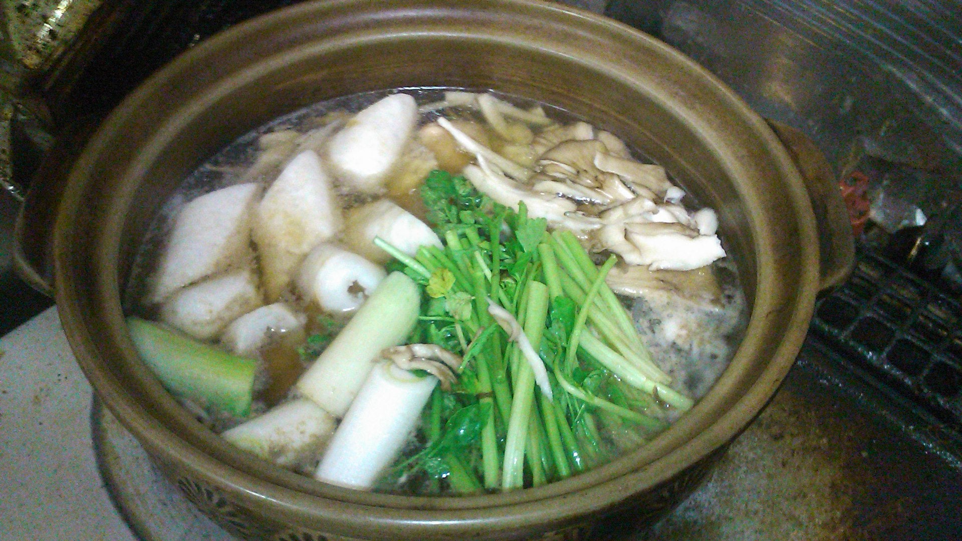 氷雨の夜はきりたんぽ鍋で 不思議なハシゴ 実に五年ぶりなんだって メシを食ってふと思った