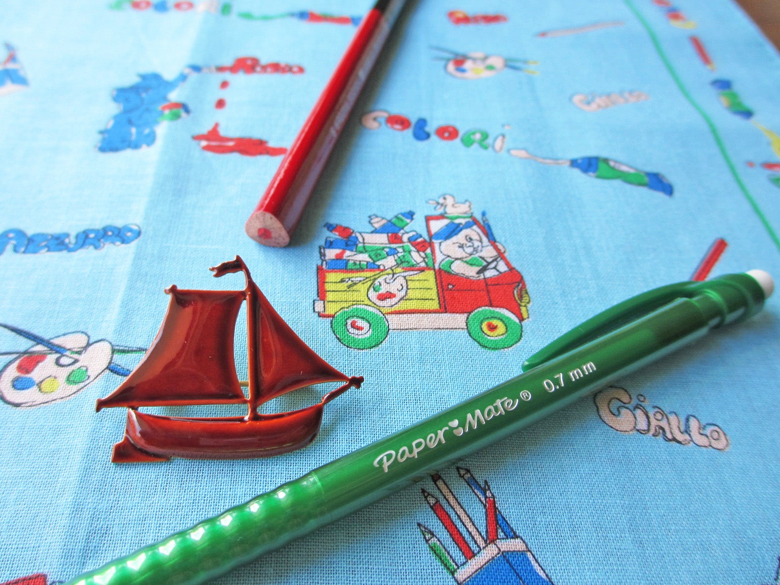 帆掛け船のブローチとペンとハンカチ ものの日記