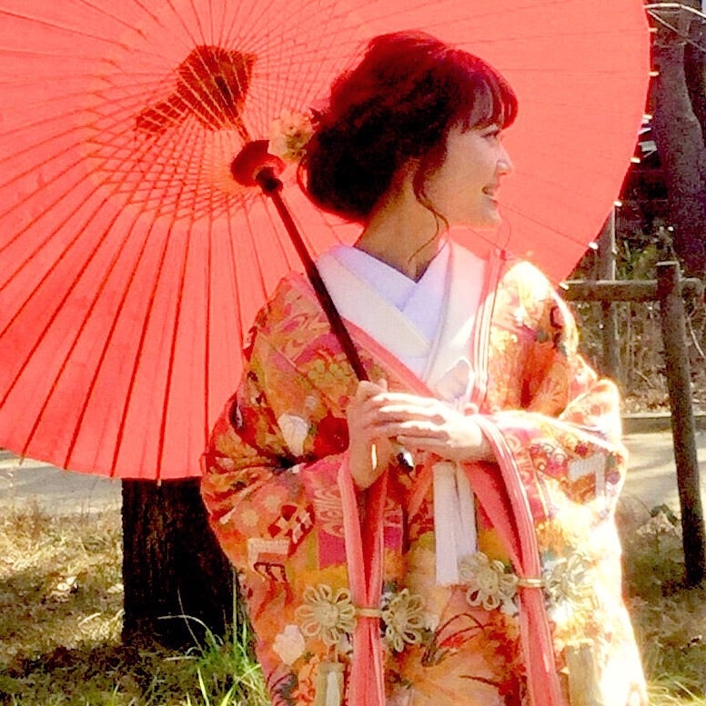 十二単のような重ね仕立ての色打掛で和装の前撮り中 十二単のような重ね仕立ての色打掛で和装の前撮り中