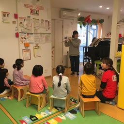 堺市のリズムクラスでフルートの演奏を楽しむ子ども達