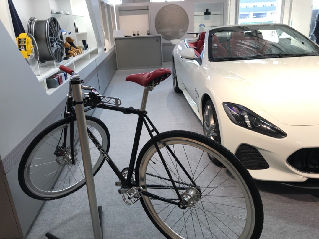 ローマ法王が乗っているイタリア高級自転車ブランドとマセラティが
