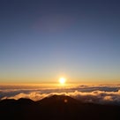 5月20日　マウナケア山頂と日の出と星　ｂｙ　TOMOの記事より