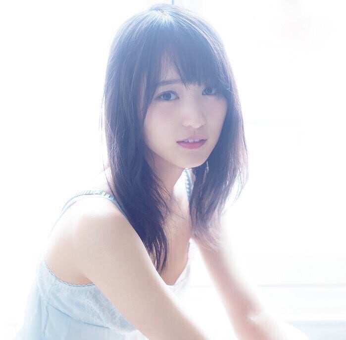 欅坂46菅井友香✨来月発売の初の写真集の表紙公開✨パリのホテルで
