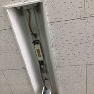 白石区で照明器具安定器取替電気工事の画像