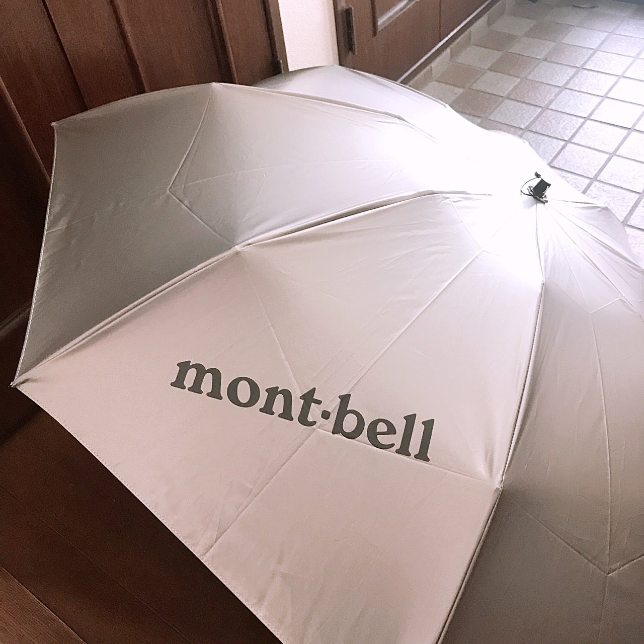あまりの暑さに初めて日傘導入〜。確かに涼しいっ！モンベルサンブロックアンブレラ | 松尾たいこオフィシャルブログ「軽やかHAPPY  LIFE！旅するように暮らす私とファッションと」Powered by Ameba
