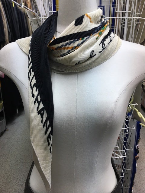 CHANEL シャネル プリーツ スカーフ シャネルを着た女性柄 137x55cm