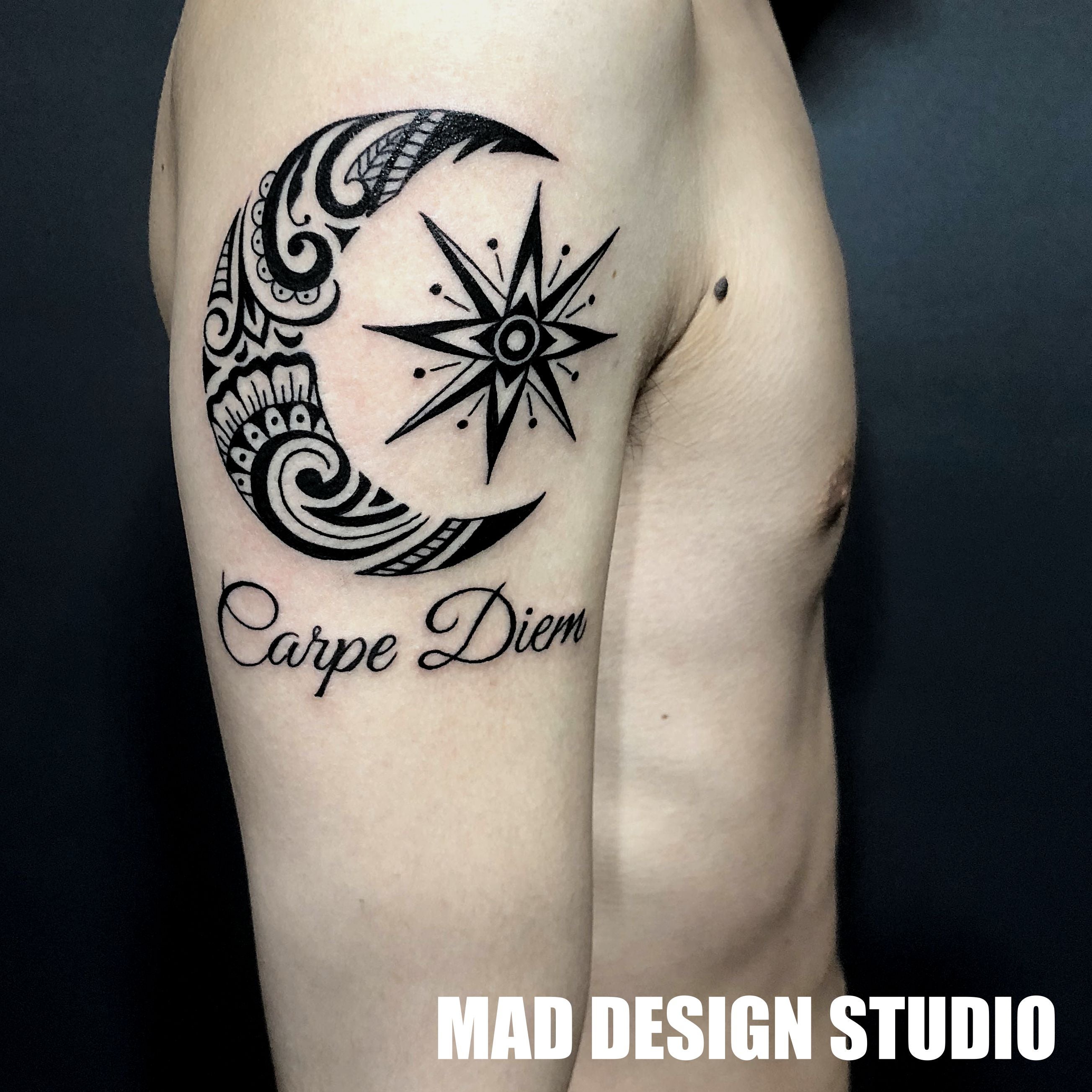 月と星と文字のタトゥー Mad Tattoo Studio