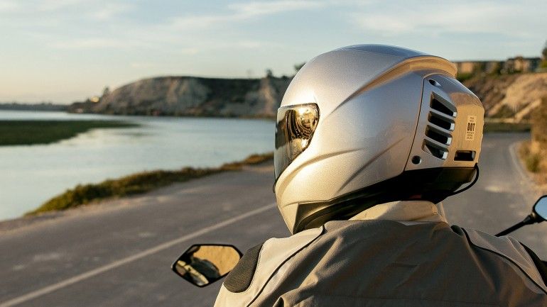 バイカー歓喜！世界初、エアコン付きバイク用ヘルメット | ライダー 