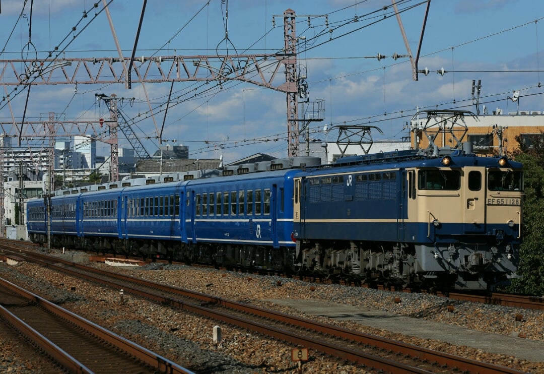 昼下がりの青列車～11/3 EF65 1128・12系北びわこ号送り込み回送