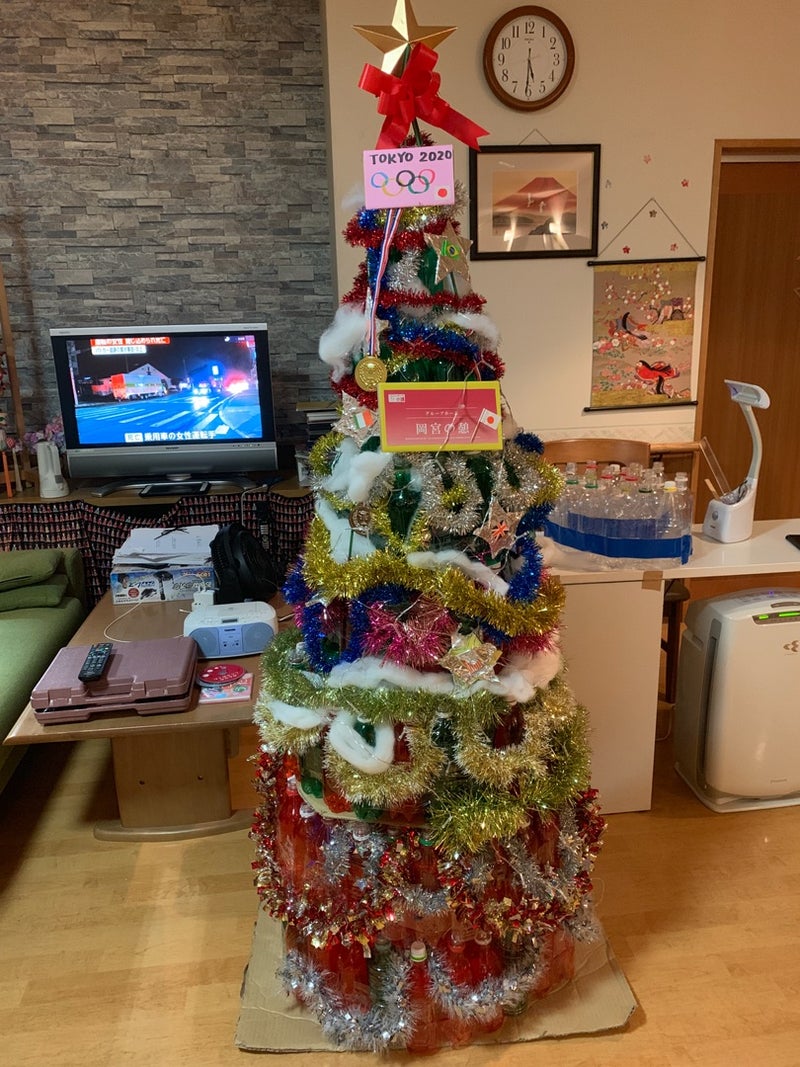 ペットボトルdeクリスマスツリー フロンティアの介護 グループホーム 岡宮の憩のブログ
