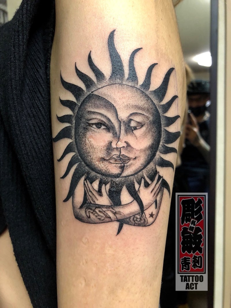 太陽と月 陰陽 ファーストタトゥー ガールズタトゥー 札幌タトゥースタジオ 札幌タトゥースタジオ Tattoo Act