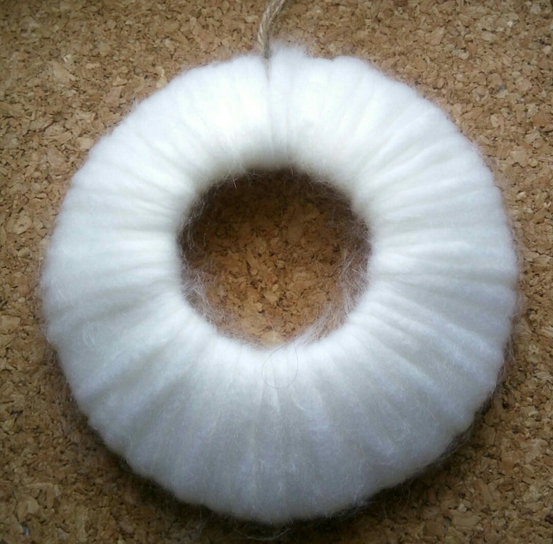 クリスマスリース白い羊毛糸