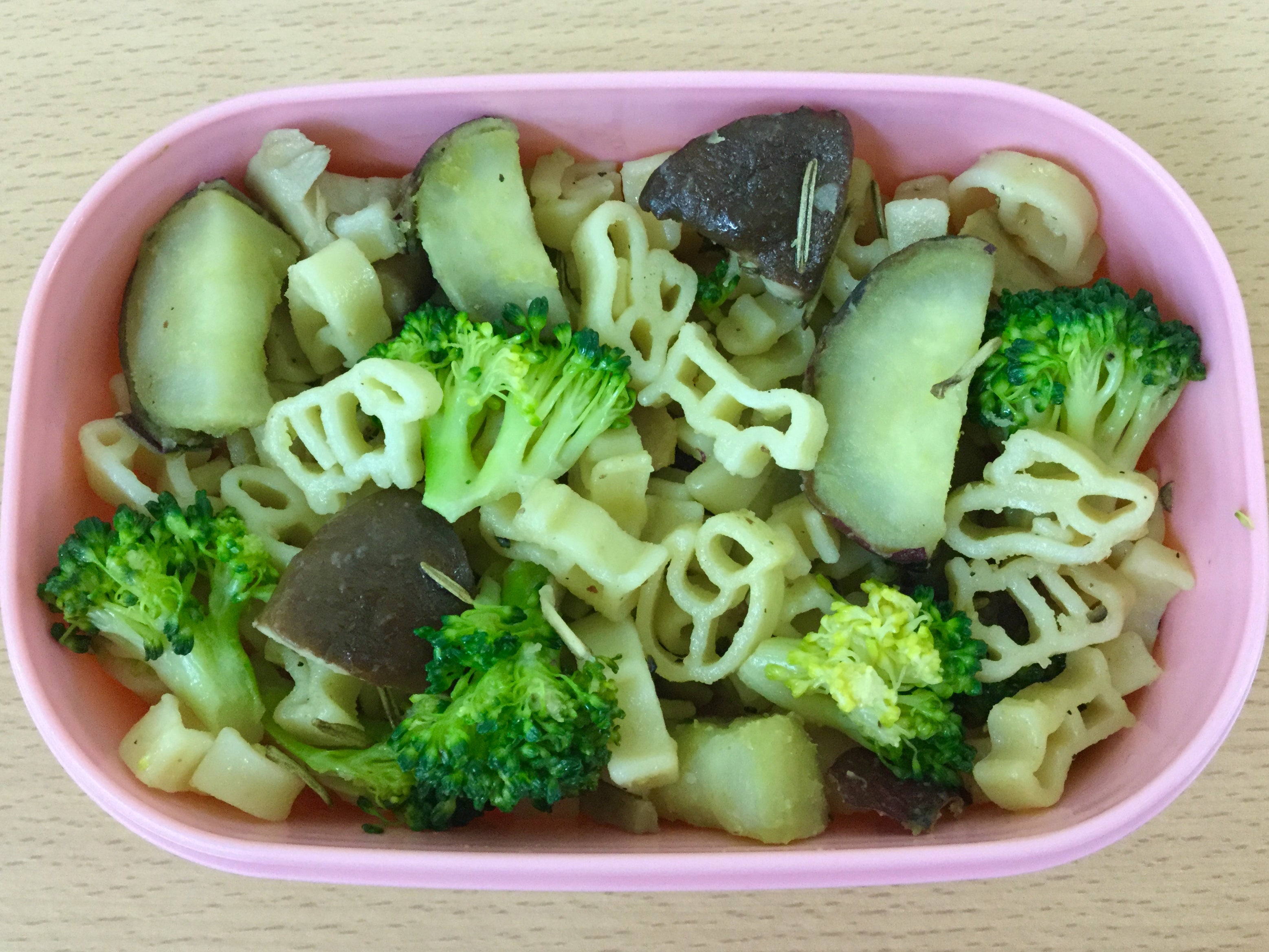 ブロッコリーと椎茸のローズマリーパスタ Mon Bon Ami