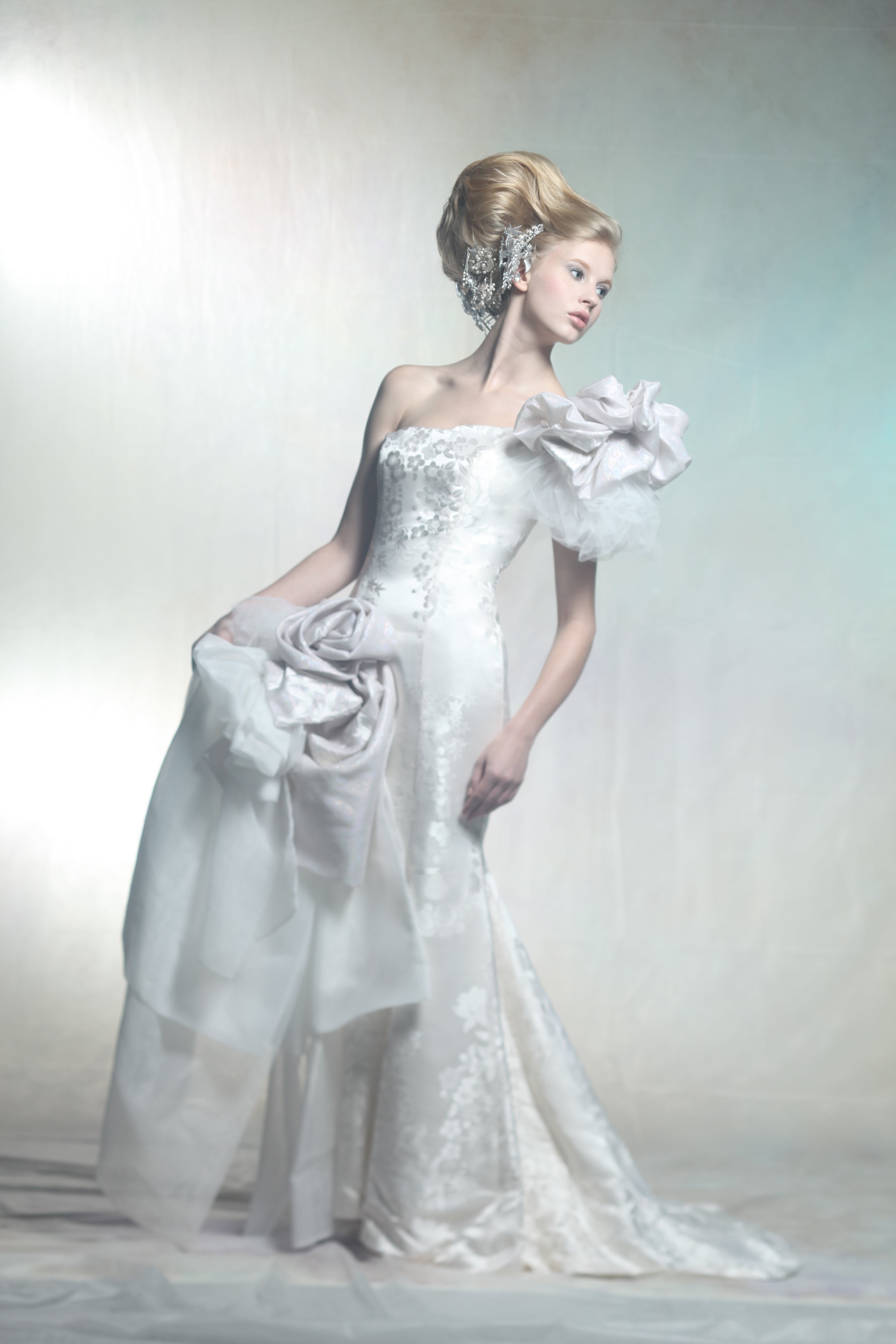 2019年結婚式で注目の白無垢ウェディングドレス。新しいアイディアは洋装と和装のコラボが素敵 花嫁さんを1000倍キレイに魅せる