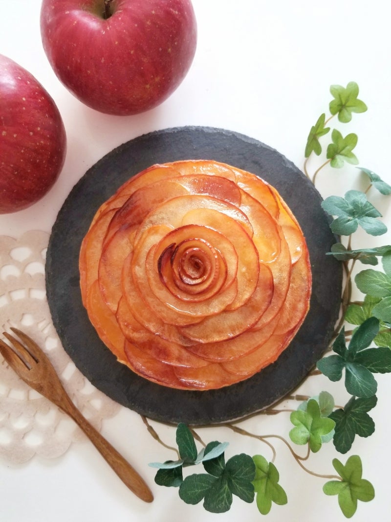 簡単なのに映える バラのりんごケーキ 森崎りよのママレシピ