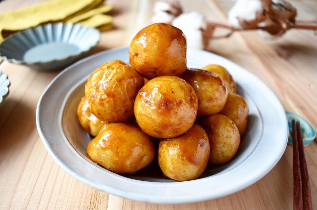 レンジで時短バターで風味も艶も 新じゃがの甘辛バターしょうゆ煮 つきの家族食堂 ごはんとおやつと