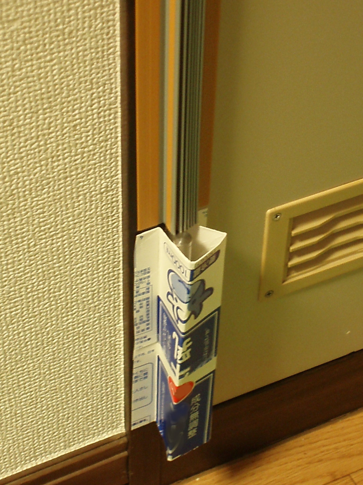 子供のドアの指挟み防止にオリジナルの「フィンガーアラート」を作った Kosodatedokusho＠お姉ちゃんは天才児！？