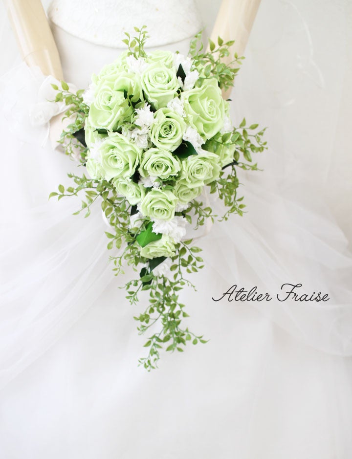 純白のウェディングドレスに映えるグリーンのバラで♪ ～キャスケード