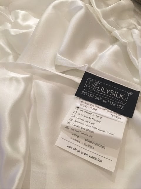 本物の ✨新品未使用✨こだわりの「極」シルク100％ 枕 モイスト加工 - 布団/毛布