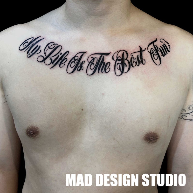 胸に文字のタトゥー Mad Tattoo Studio