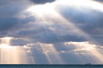 雲間から差し込む光の意味 埼玉 占い スピリチュアル心理カウンセリング